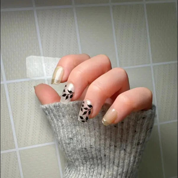 Faux Ongles Blanc Scintillant avec Motifs de Feuilles Noires