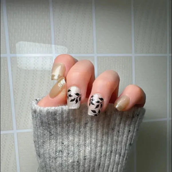 Faux Ongles Blanc Scintillant avec Motifs de Feuilles Noires