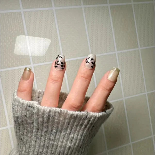 Faux Ongles Blanc Scintillant avec Motifs de Feuilles Noires