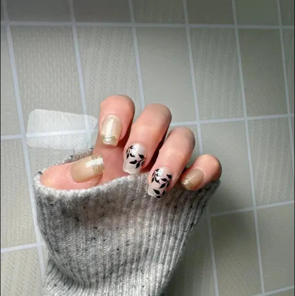 Faux Ongles Blanc Scintillant avec Motifs de Feuilles Noires