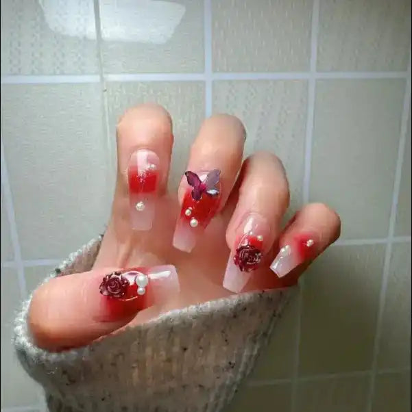 Faux Ongles Longs Bordeaux avec Décorations Papillon et Perles