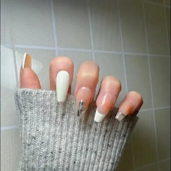 Faux Ongles Nude et Or avec Cristaux